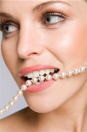 Female beauty model with pearls in mouth Foto de stock - Sin royalties Premium, Código: 649-03009275