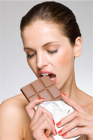 schokoriegel - Female beauty model eating chocolate Foto de stock - Sin royalties Premium, Código: 649-03009272