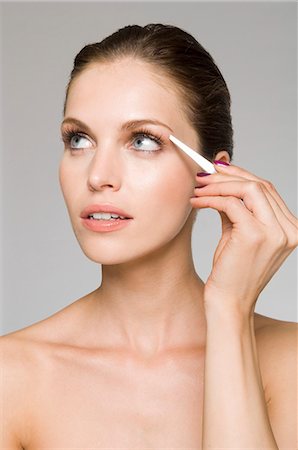 female beauty plucking eyebrow Foto de stock - Sin royalties Premium, Código: 649-03009303
