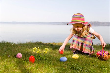 easter grass - girl finding easter eggs Foto de stock - Royalty Free Premium, Número: 649-03009343