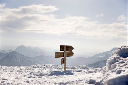 snow covered mountains,way sign Foto de stock - Sin royalties Premium, Código: 649-03009399