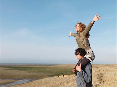 shoulder carrying - Man carrying woman on shoulders Foto de stock - Sin royalties Premium, Código: 649-03009496