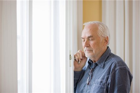 simsearch:649-03858472,k - old man standing at window Foto de stock - Sin royalties Premium, Código: 649-03009761