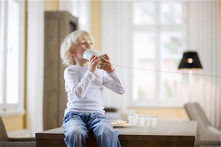 ensartar - jeune garçon jouant avec peut téléphoner Photographie de stock - Premium Libres de Droits, Code: 649-03009779