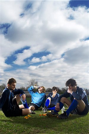 footballeurs ayant des rafraîchissements Photographie de stock - Premium Libres de Droits, Code: 649-03009835