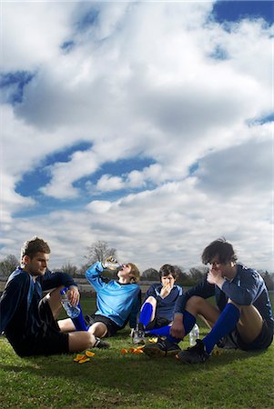 durstig - footballers having refreshments Foto de stock - Sin royalties Premium, Código: 649-03009835