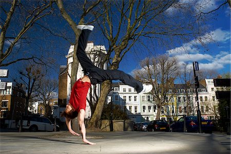 man doing back flip on street Fotografie stock - Premium Royalty-Free, Codice: 649-03009896