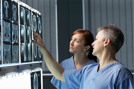 simsearch:640-02949702,k - Two doctors looking at x-rays Foto de stock - Royalty Free Premium, Número: 649-03009999