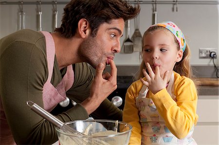 dad apron - father and daughter cooking Stock Photo - Premium Royalty-Free, Code: 649-03010145