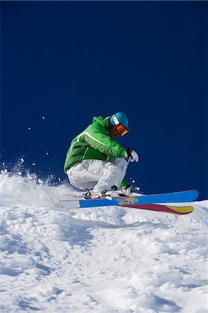 skier (male) - Man in green carving downhill. Stock Photo - Premium Royalty-Free, Code: 649-03077573