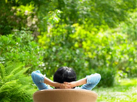 Femme sur le canapé, dans le jardin Photographie de stock - Premium Libres de Droits, Code: 649-03077904