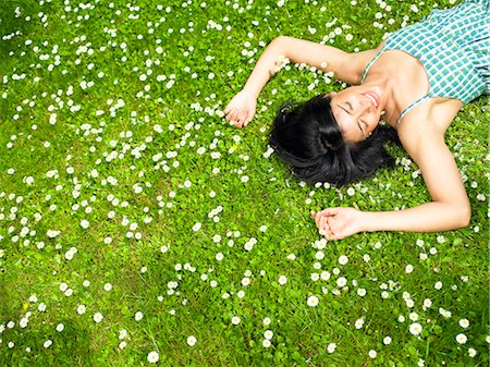 Femme au repos dans le jardin Photographie de stock - Premium Libres de Droits, Code: 649-03077908