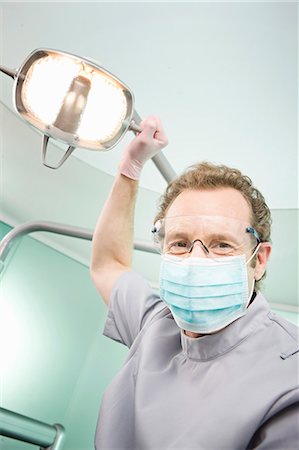 simsearch:632-05991653,k - Un portrait d'un dentiste Photographie de stock - Premium Libres de Droits, Code: 649-03077940