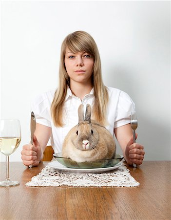 Femme avec lapin vivant sur son assiette Photographie de stock - Premium Libres de Droits, Code: 649-03078201