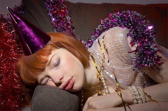 woman with party hat asleep on sofa Photographie de stock - Premium Libres de Droits, Le code de l’image : 649-03078730