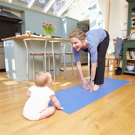 people kitchen island - maman faisant du yoga avec un bébé Photographie de stock - Premium Libres de Droits, Code: 649-03154189