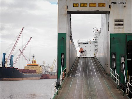 export - Ramp On To Ship At Port Stock Photo - Premium Royalty-Free, Code: 649-03154403