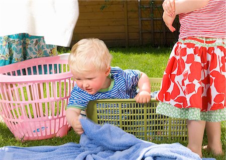 children with laundry and wash baskets Foto de stock - Sin royalties Premium, Código: 649-03154870