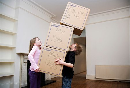 fallen (bewegung nach unten) - Zwei Kinder halten einen Stapel von Boxen Stockbilder - Premium RF Lizenzfrei, Bildnummer: 649-03153514