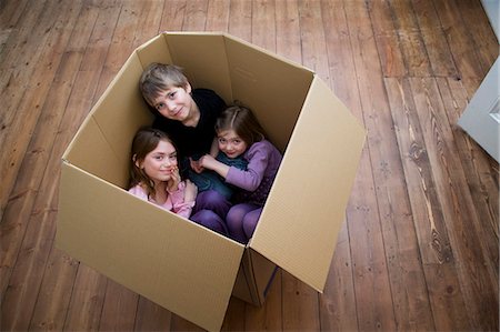 simsearch:640-01350244,k - Trois enfants assis à l'intérieur d'une boîte. Photographie de stock - Premium Libres de Droits, Code: 649-03153520