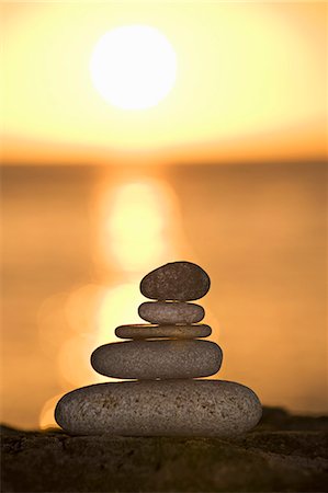 pebble - A stone stack against a setting sun Foto de stock - Sin royalties Premium, Código: 649-03153635