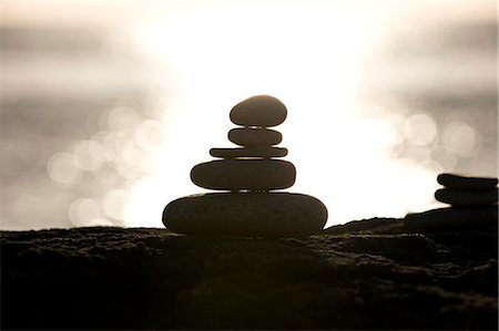 pebble - A stone stack against a setting sun Foto de stock - Sin royalties Premium, Código: 649-03153633