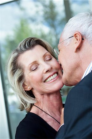 simsearch:614-06625173,k - Senior Couple Kissing Photographie de stock - Premium Libres de Droits, Code: 649-03153683