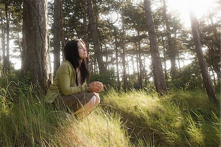 simsearch:649-03770511,k - Woman crouching in contemplation Stock Photo - Premium Royalty-Free, Code: 649-03153853