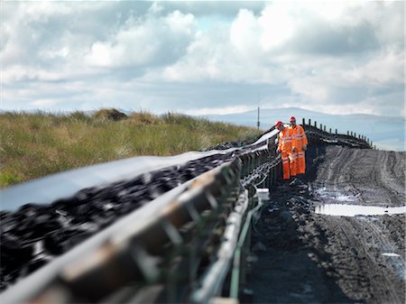 sitio (terreno) - Coal Workers Inspecting Conveyor Belt Foto de stock - Sin royalties Premium, Código: 649-03294064
