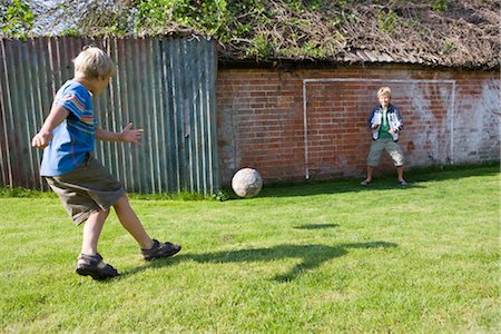 Child footballer shooting at goal Foto de stock - Sin royalties Premium, Código: 649-03294204