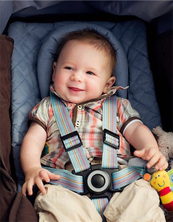 Un garçon de bébé dans son siège d'auto en souriant Photographie de stock - Premium Libres de Droits, Code: 649-03294359