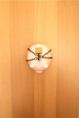 piggy bank wrapped in chains and lock Stock Photo - Premium Royalty-Free, Code: 649-03294410