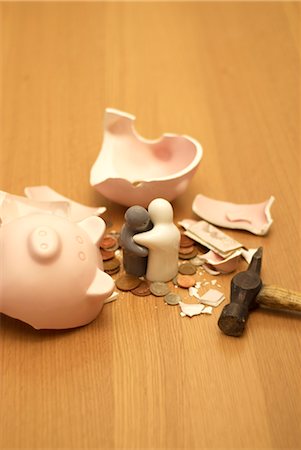 small figures and smashed piggy bank Stock Photo - Premium Royalty-Free, Code: 649-03294413