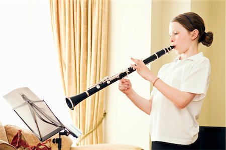 A young girl playing the clarinet Foto de stock - Sin royalties Premium, Código: 649-03294679