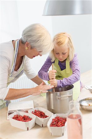 fruits mixing - girl with grandmother cooking jam Foto de stock - Sin royalties Premium, Código: 649-03295852