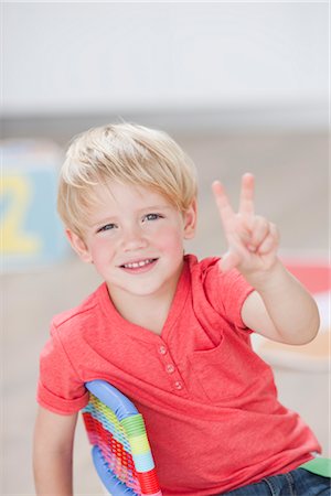 símbolo de paz - young boy holding up three fingers Foto de stock - Royalty Free Premium, Número: 649-03295934