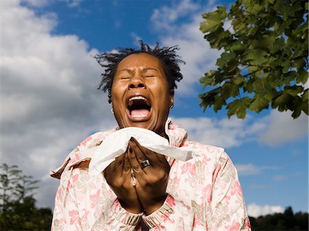 estornudar - woman sneezing outside Foto de stock - Sin royalties Premium, Código: 649-03296044