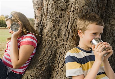 Enfants avec le fer-blanc peuvent téléphones Photographie de stock - Premium Libres de Droits, Code: 649-03296254