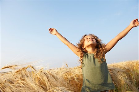 Girl in a wheat field Foto de stock - Sin royalties Premium, Código: 649-03296308