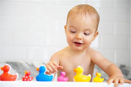 simsearch:614-03576726,k - Garçon jouant avec des canards en plastique dans le bain Photographie de stock - Premium Libres de Droits, Code: 649-03296407