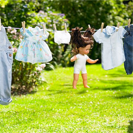 simsearch:649-06717489,k - Poupée et ses vêtements sur une corde à linge Photographie de stock - Premium Libres de Droits, Code: 649-03296426