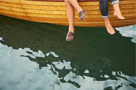 simsearch:649-02732612,k - Middle aged couple on boat (feet only) Foto de stock - Royalty Free Premium, Número: 649-03296486