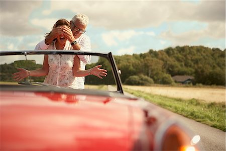 fun vacation and car - Couple with car, his hands over his eyes Stock Photo - Premium Royalty-Free, Code: 649-03296512