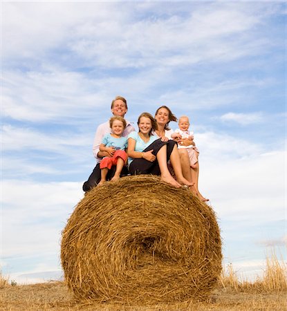 farm family portraits adults - family of five sitting on hay bale Stock Photo - Premium Royalty-Free, Code: 649-03296598