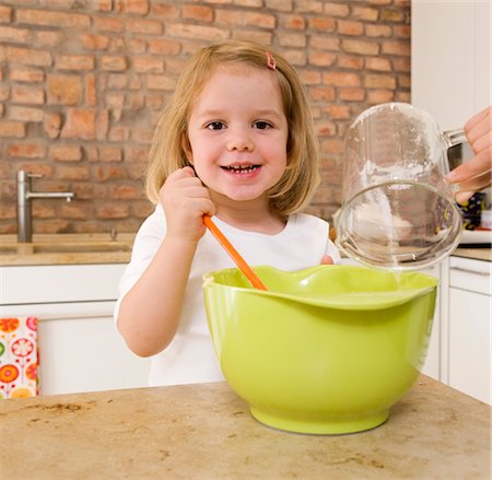 girl mixing ingredients in bowl Foto de stock - Sin royalties Premium, Código: 649-03296622