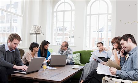 Menschen, die Arbeiten im Büro lässig Stockbilder - Premium RF Lizenzfrei, Bildnummer: 649-03296925