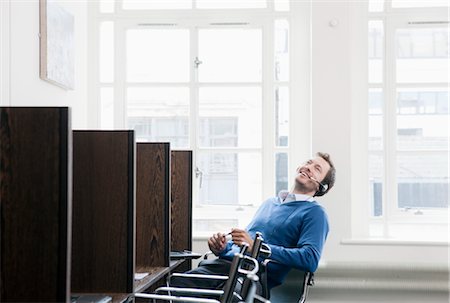 Young man working at a work station Foto de stock - Sin royalties Premium, Código: 649-03296966