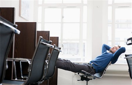 Jeune homme relaxante à un poste de travail Photographie de stock - Premium Libres de Droits, Code: 649-03296971