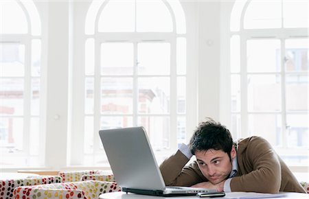 Junger Mann blickte in laptop Stockbilder - Premium RF Lizenzfrei, Bildnummer: 649-03296994
