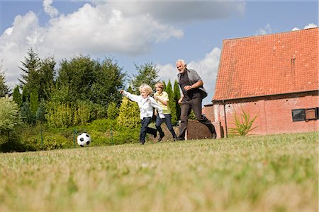 family football - grand-père et enfants jouant au football Photographie de stock - Premium Libres de Droits, Code: 649-03297270